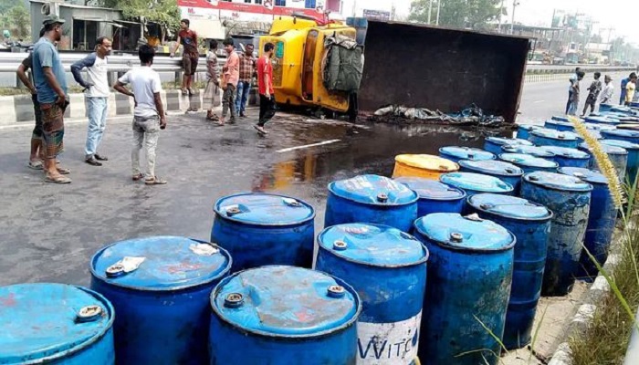 ট্রাক উল্টে সয়াবিন তেল মহাসড়কে