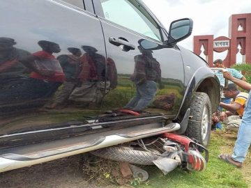 1652092306_নাটোরে-ইউএনও-গাড়ির-সাথে-সাংবাদিকের-গাড়ির-মুখোমুখি-সংঘর্ষ-০৯.০৫.২০২২-১(২)