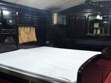 শত বছরের সেলুন কোচ