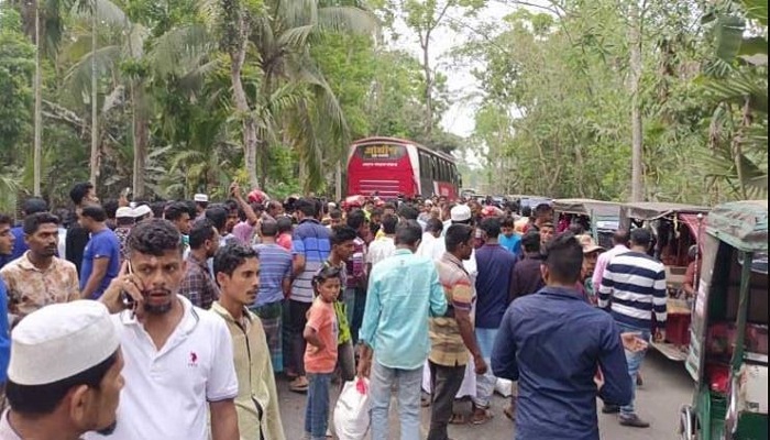 বাস-টমটমের সংঘর্ষে প্রাণ গেল ৫ জনের