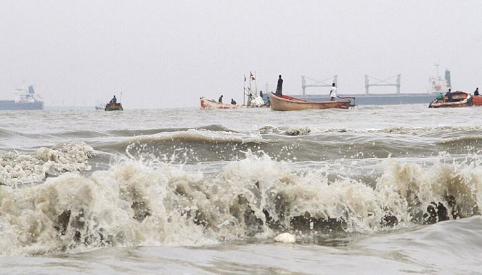 ঢাকাসহ ১৪ অঞ্চলের নদীবন্দরে সতর্কতা