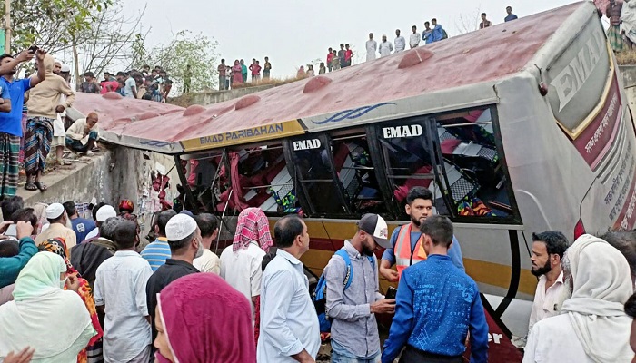 যাত্রীবাহী বাস খাদে, নিহত ১৬