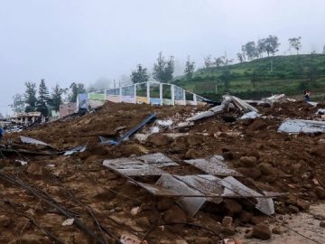 ইকুয়েডরে ভূমিধসে ৭ জনের প্রাণহানি, নিখোঁজ প্রায় ৫০
