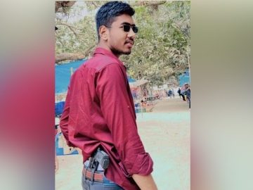 এবার কোমরে পিস্তল গোঁজা ছবি ফেসবুকে দিয়ে বিপাকে কলেজছাত্র