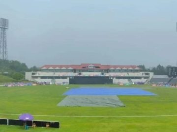 বৃষ্টির কারণে খেলা সাময়িক বন্ধ