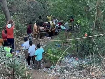 0j3rf96-pune-mumbai-bus-accident-in-raigad-maharashtra-625×300-15-april-23-1681545803