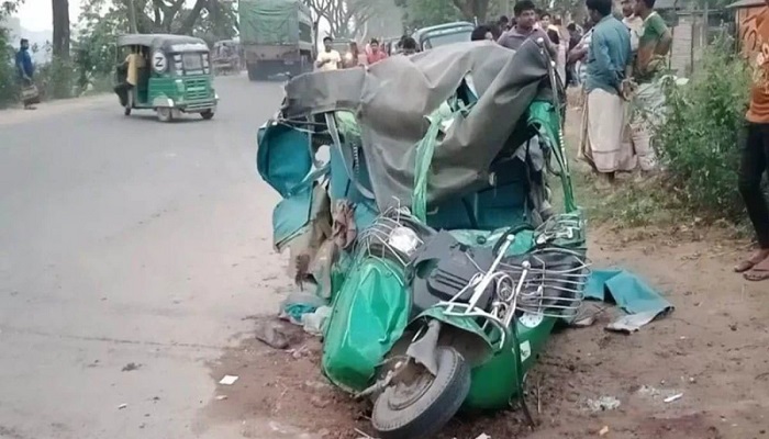 সড়কে প্রাণ গেল স্বামী-স্ত্রী-সন্তানসহ ৪ জনের