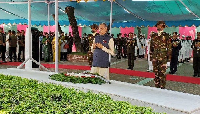 বঙ্গবন্ধুর সমাধিতে শ্রদ্ধা জানালেন রাষ্ট্রপতি সাহাবুদ্দিন