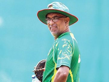 দেশে ফিরেই উইকেট দেখায় ব্যস্ত হাথুরুসিংহে