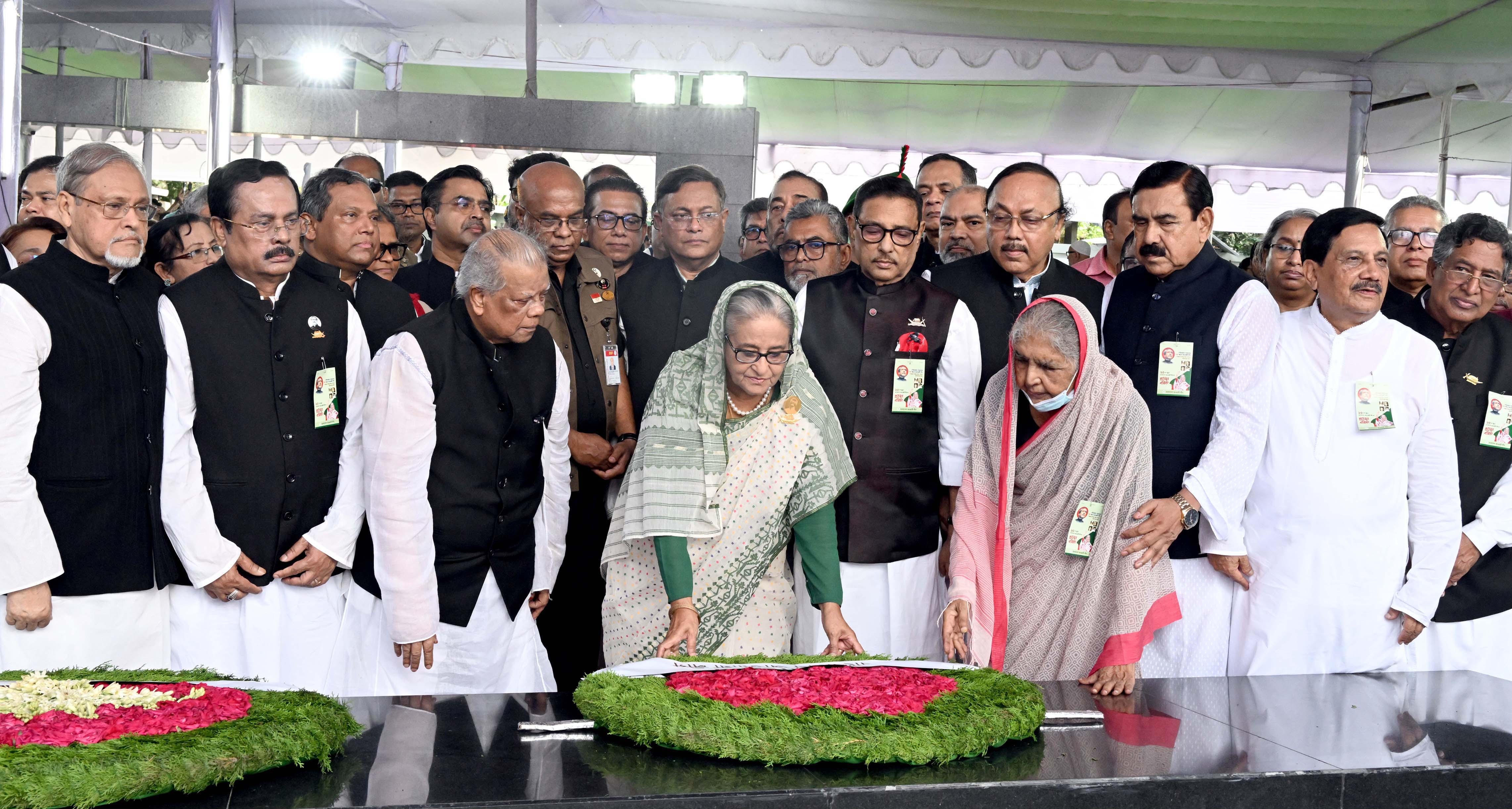 আ.লীগের প্রতিষ্ঠাবার্ষিকীতে বঙ্গবন্ধুর প্রতিকৃতিতে প্রধানমন্ত্রীর শ্রদ্ধা