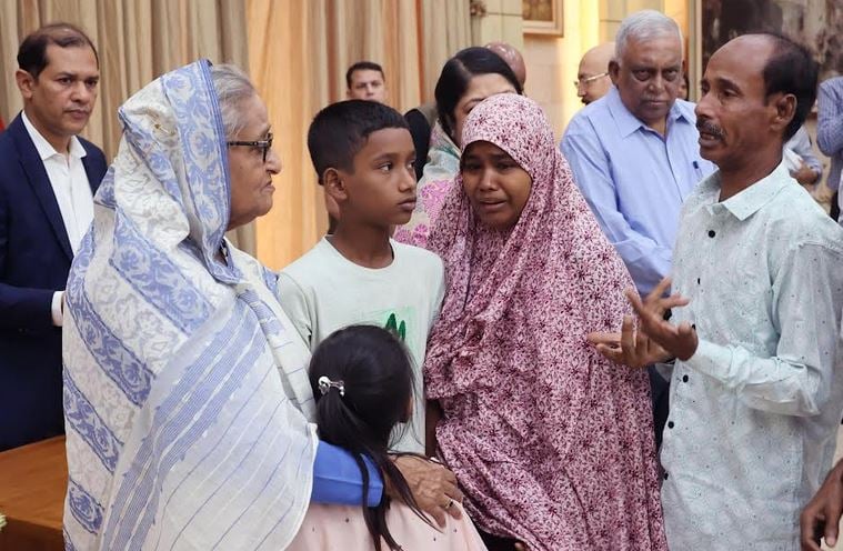 নিহতদের পরিবারের সদস্যদের প্রধানমন্ত্রীর আর্থিক সহায়তা প্রদান