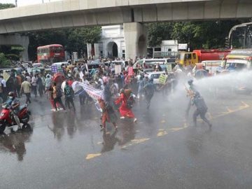 পুলিশের লাঠিচার্জ